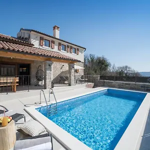 Poji Vila